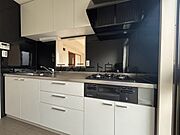 モノトーンのコントラストが洗練された印象を与え、日々の営みをシックに引き立てる落ち着いた空間です。