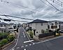 外観：閑静な住宅街に囲まれた、落ち着きとゆとりを感じる穏やかな住環境が広がります。