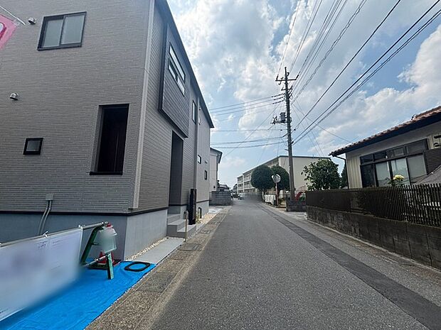 穏やかな空気が流れる閑静な住宅街で、日々の暮らしに静かな安らぎを感じられる環境です。
