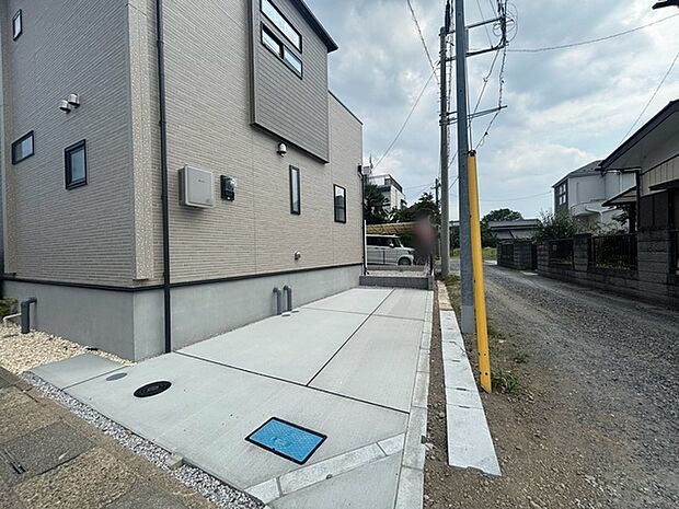 周囲の環境と調和するモダンな外観が、静かで落ち着いた暮らしの時間を予感させてくれます。