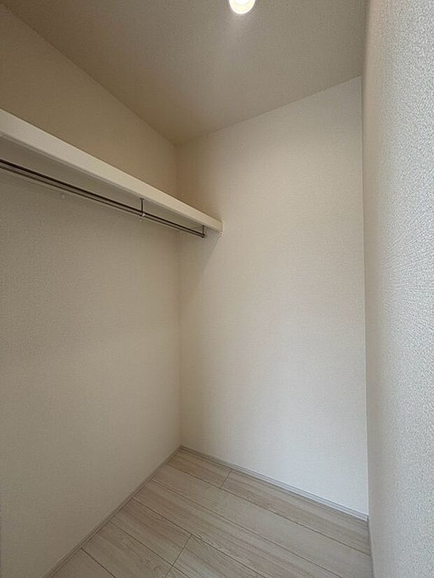 無駄のないシンプルな構成で、住まいの整頓を心地よく支える落ち着いた空間が広がっています。