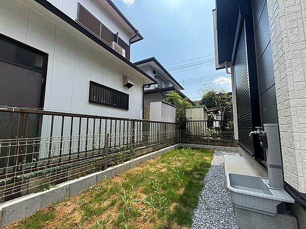 日々の暮らしにささやかな潤いをもたらす、住まいに寄り添うプライベートな屋外スペースです。