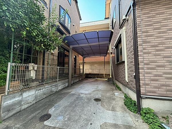 建物に寄り添うように設けられた空間は、日々の暮らしに静かな落ち着きとゆとりをもたらしてくれます。