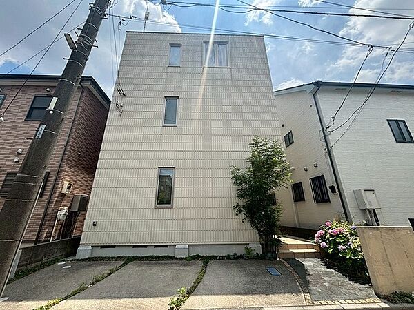 街並みに穏やかに溶け込む、洗練されたフォルムが印象的な外観デザインです。