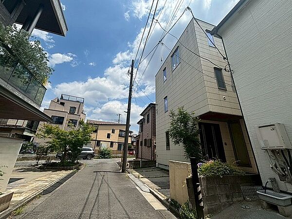 空が広く見渡せる住宅街の一角にあり、穏やかな時間が流れる落ち着いた住環境です。