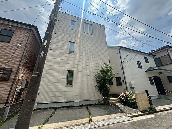 周辺環境に調和するすっきりとした外観が、心地よい暮らしの始まりを感じさせてくれます。