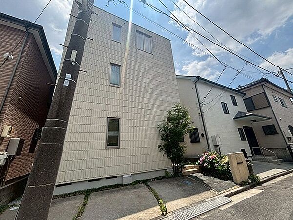 閑静な住宅街に佇む、すっきりと端正なフォルムが印象的な外観です。