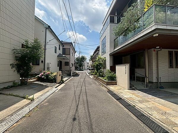 閑静な住宅街に穏やかな時間が流れ、日々の暮らしに安らぎを感じさせる住環境が広がっています。