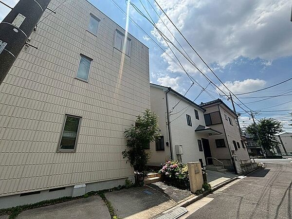 青空を背景に、街並みに穏やかに馴染むすっきりとした佇まいが日々の暮らしを優しく包み込みます。
