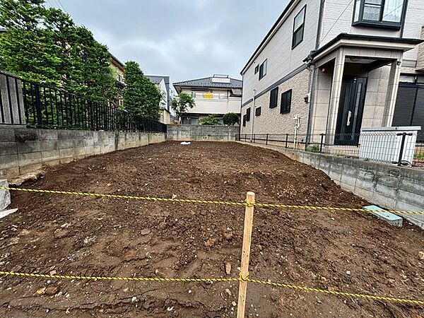 閑静な住宅街に位置する、理想の暮らしを自由に描き出せる広がりを持った敷地です。