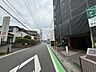 外観：落ち着いた住宅街の風景に溶け込み、日常の静けさを感じさせる住環境です。