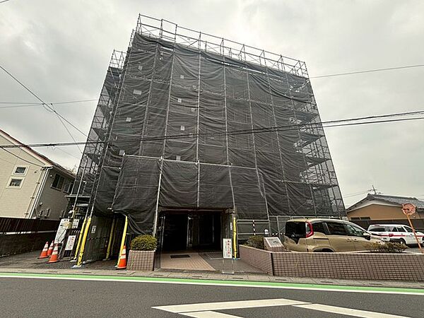 街並みに馴染みつつ、これからも末長く快適に暮らせる住まいを目指して、丁寧な修繕工事を進めております。