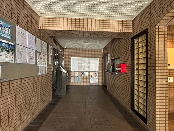 重厚感のあるタイル調のデザインが、訪れる人を静かに迎え入れる落ち着いた佇まいです。