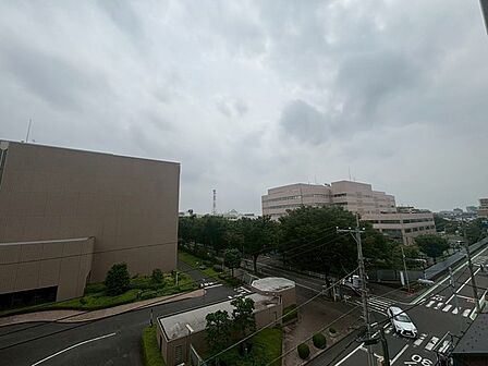 空が大きく広がり、窓から街並みを穏やかに見渡せる開放感のある眺望です。