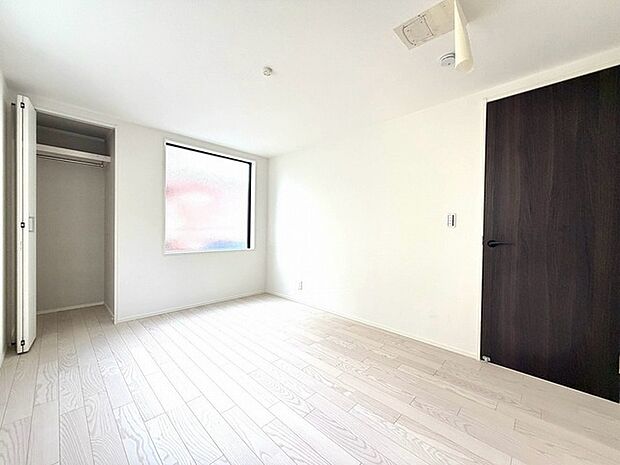 白を基調としたすっきりとした空間に濃色の建具が映える落ち着きのある室内