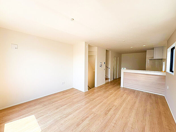 リビングで遊ぶお子様を見守りながらお料理ができる対面キッチン。