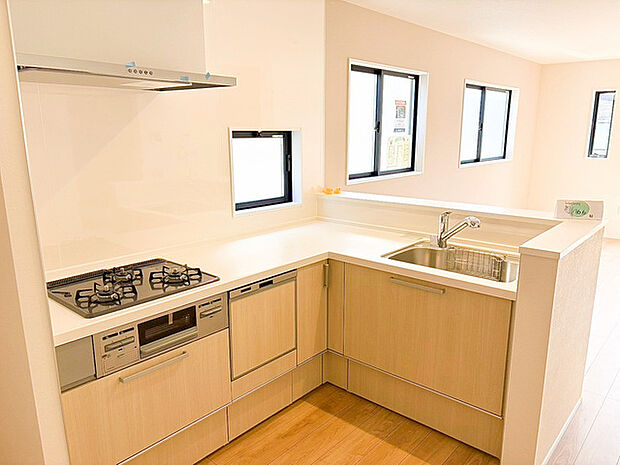 家事動線に配慮されたL字型キッチン。