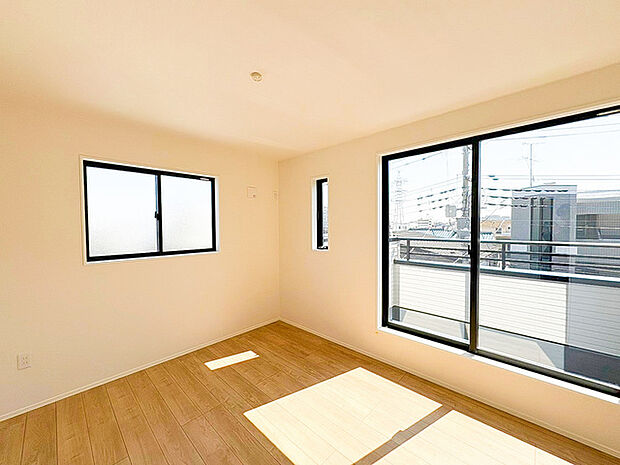 たっぷりの陽光と、心地よい風が舞い込みます。