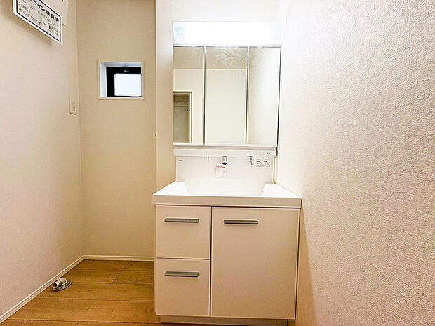 たっぷりの収納を設けたシャワー付洗面台で快適な暮らし。