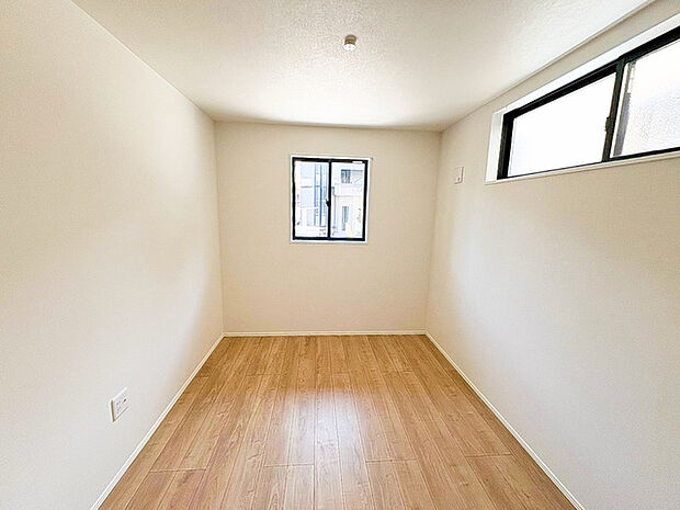 約4.2帖の洋室。