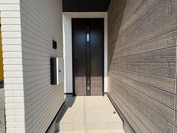 こちらが新しいお住まいへの入口です。 