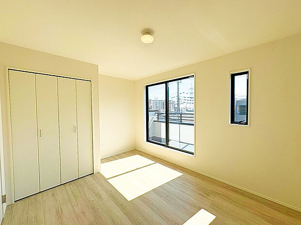 たっぷりの陽光と、心地よい風が舞い込みます。 