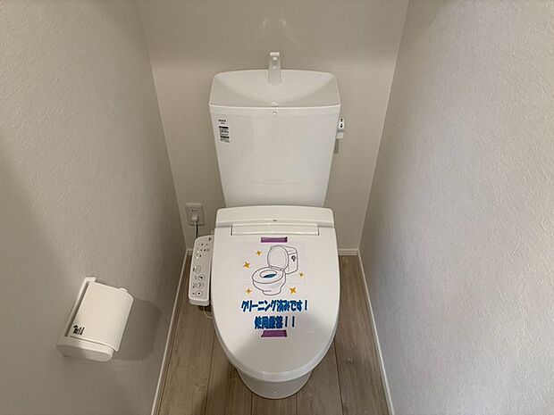 もちろんウォシュレット機能付き。憩いの場としてひそかに注目度の高いお手洗いにもご注目ください。 