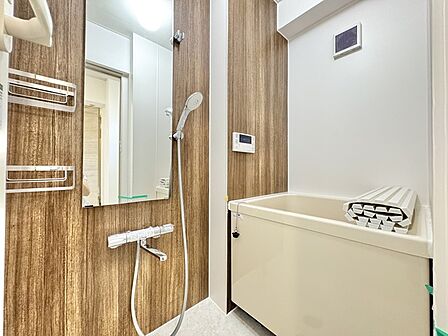木目の温もりを感じるデザインが心地よく、日々の疲れを癒す落ち着いた空間に仕上がっています。