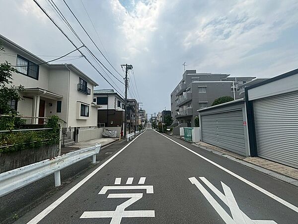 穏やかな住宅街の風景が広がり、日常の静けさと落ち着きを感じさせる住環境が整っています。