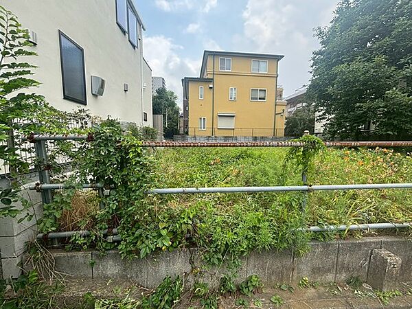 周囲の落ち着いた景観に溶け込む、静かな時が流れる暮らしの拠り所となる場所です。