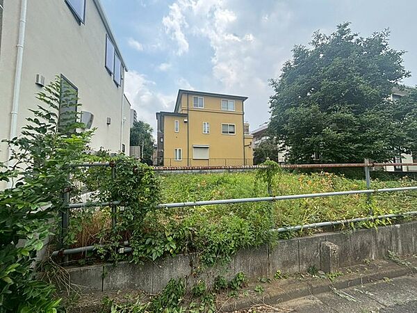 周囲の環境と調和しながら、のびやかな広がりを感じさせる落ち着いた佇まいの敷地です。