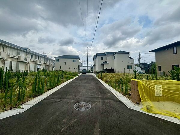 空が広く見渡せる開放的な環境で、穏やかな暮らしを育む心地よい街並みが広がっています。