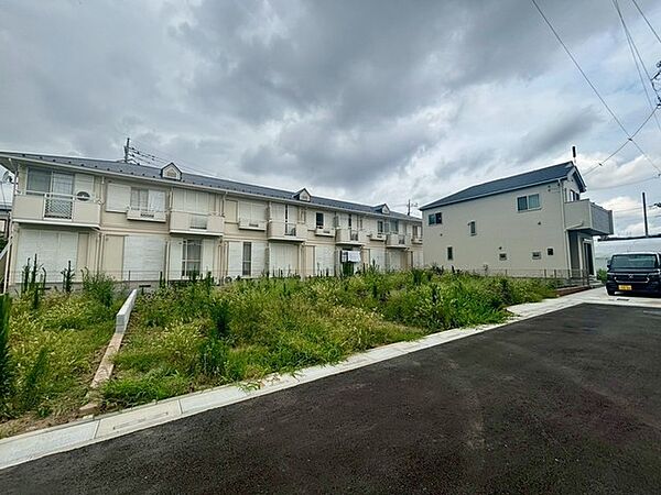 周囲の環境と調和しながら、穏やかで落ち着いた時間が流れる住環境が広がっています。