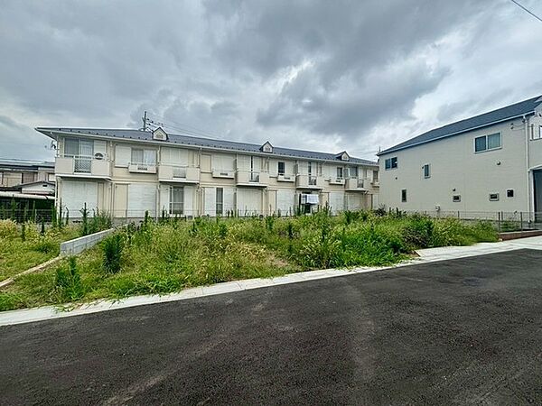 周囲の環境と調和しながら、穏やかで落ち着いた時間が流れる住まいの一角。