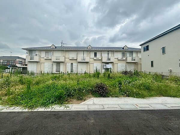 周囲の穏やかな環境に馴染む、落ち着いた佇まいの建物が暮らしの拠点として安らぎを感じさせます。