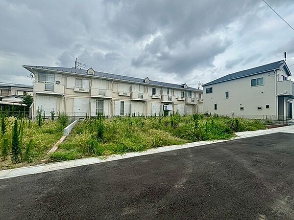 穏やかな街並みに溶け込むような佇まいで、周辺環境と心地よい調和を感じさせるロケーションです。