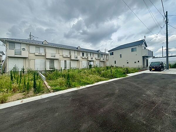 穏やかな空気が流れる閑静な住宅街で、心安らぐ日々の暮らしを想像させてくれます。
