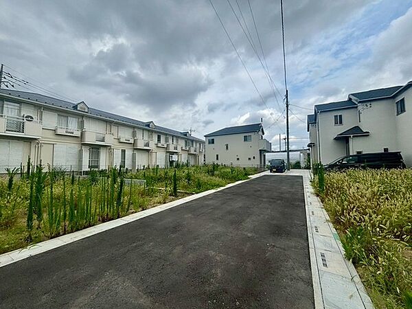 閑静な住宅街の中に広がりを感じる、ゆとりある住環境が整えられた街並みです。