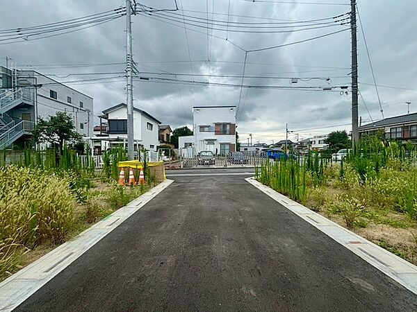 落ち着いた街並みの一角にあり、将来の暮らしを静かに描き出せるゆとりある区画です。