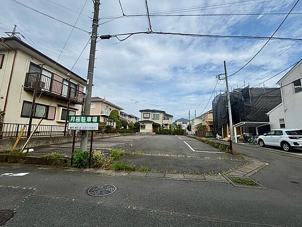 周囲の住環境と調和しながら、穏やかな日常が流れる落ち着いた街並みの一画。