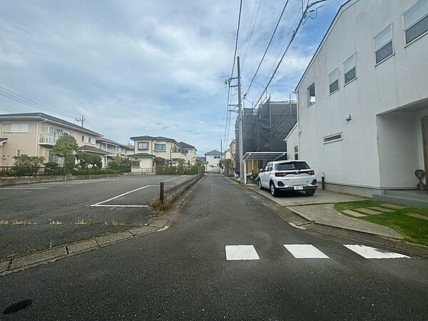 落ち着いた住宅街の風景が広がり、日々の暮らしに安らぎを感じさせる穏やかな住環境です。