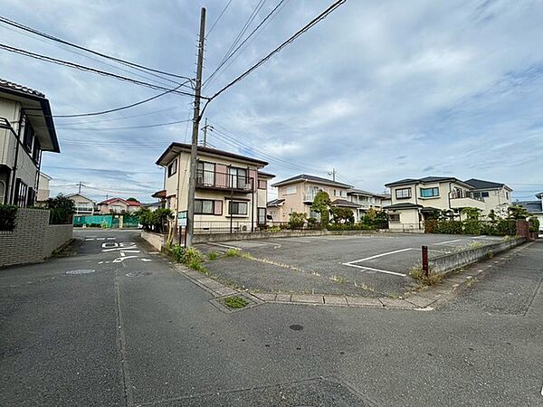 閑静な住宅街の一角にあり、ゆったりとした時間が流れる穏やかな住環境が整っています。