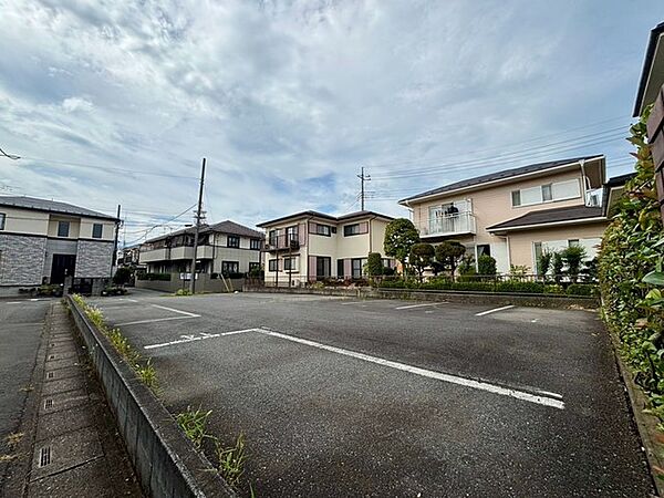 空が広く見渡せる開放感のある環境で、落ち着いた街並みに囲まれた穏やかな日常が流れています。