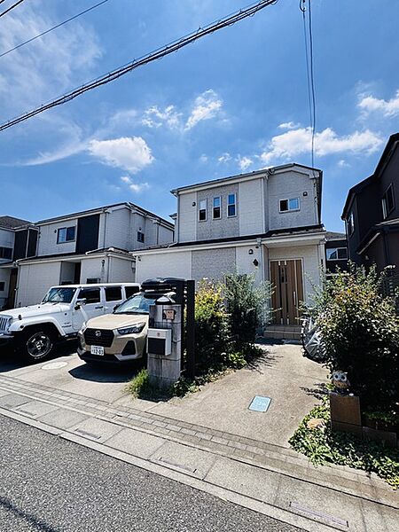 青い空と調和する穏やかな佇まいは、日々の暮らしに心地よいゆとりと安心感をもたらしてくれます。