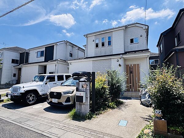 青空に映える洗練された佇まいと、周囲の街並みに調和する穏やかな暮らしの風景が広がります。