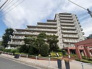 街並みに静かに溶け込み、豊かな植栽が日々の暮らしに安らぎの彩りを添える落ち着いた佇まいです。