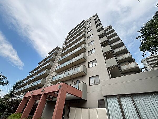 街並みに調和する端正な佇まいが、日々の暮らしに穏やかな安心感をもたらしてくれます。