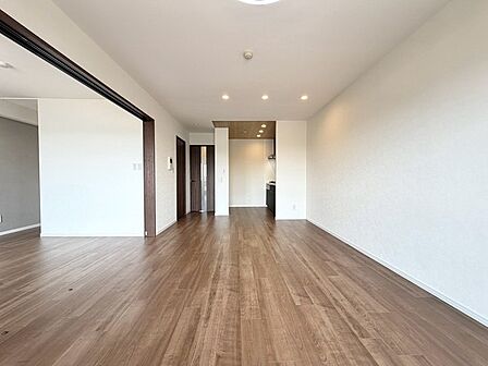 木の温もりと洗練されたデザインが調和した、静かで落ち着きのある心地よい空間が広がっています。