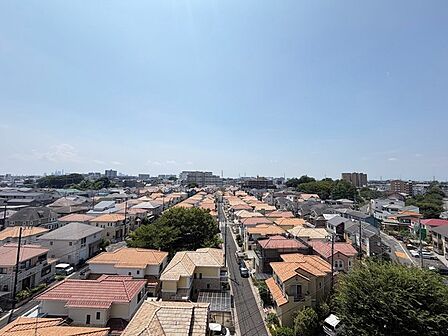 どこまでも広がる空の下、整然とした街並みが安らぎの景色として暮らしの背景に広がります。