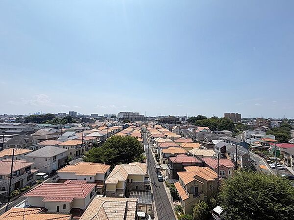 どこまでも広がる空の下、整然とした街並みが安らぎの景色として暮らしの背景に広がります。